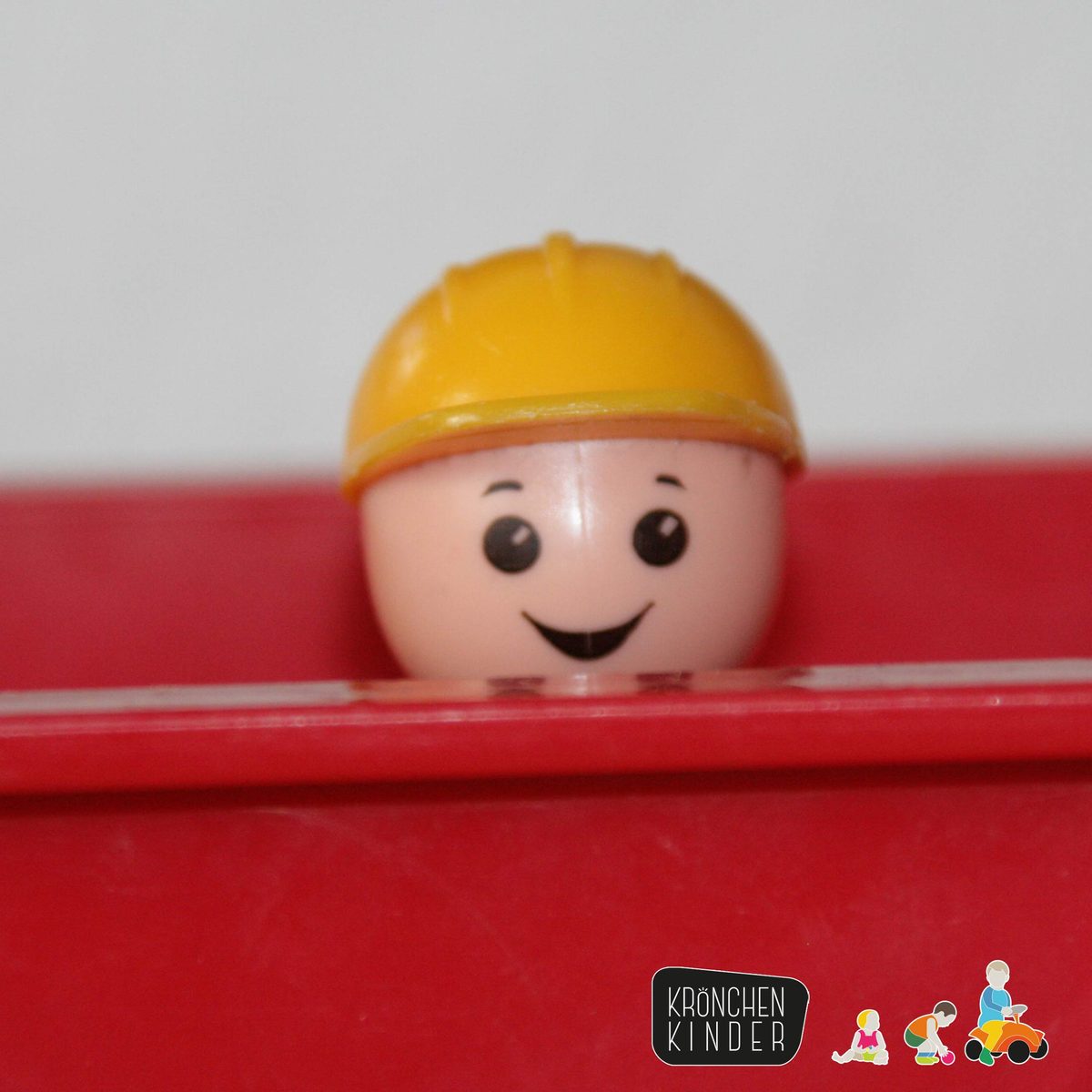 Spielmaterial im Regal